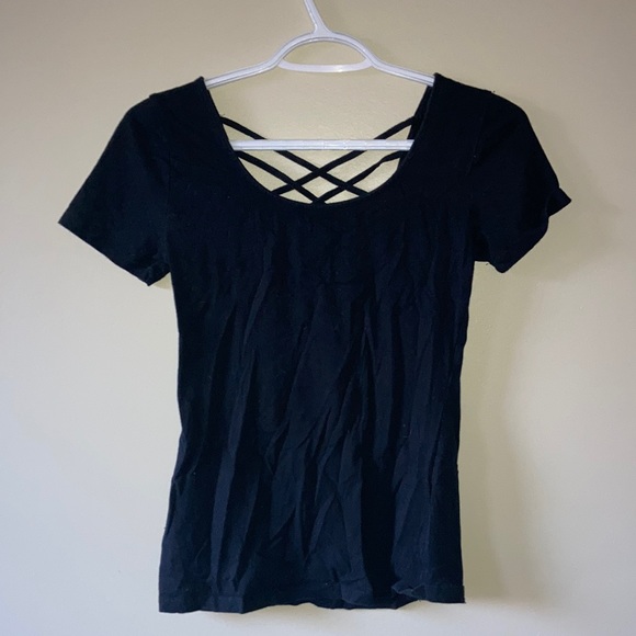 Black top with reversible criss cross pattern - Picture 1 of 2
